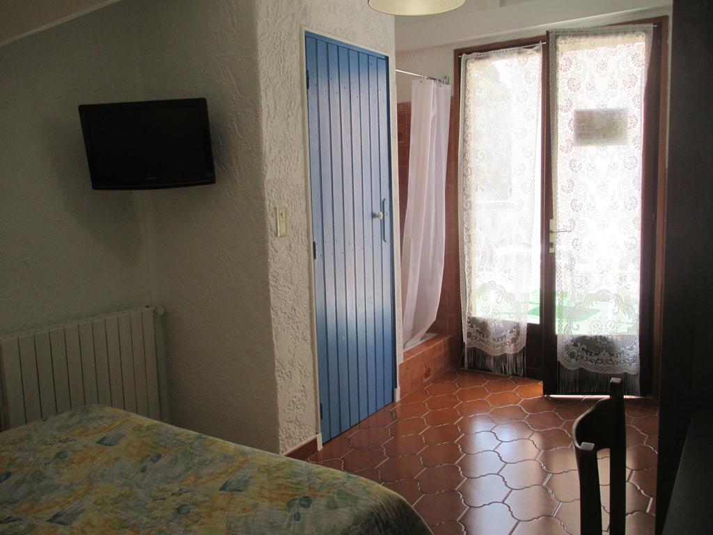 Hotel Restaurant Les 3 Chenes Frejus Exterior photo