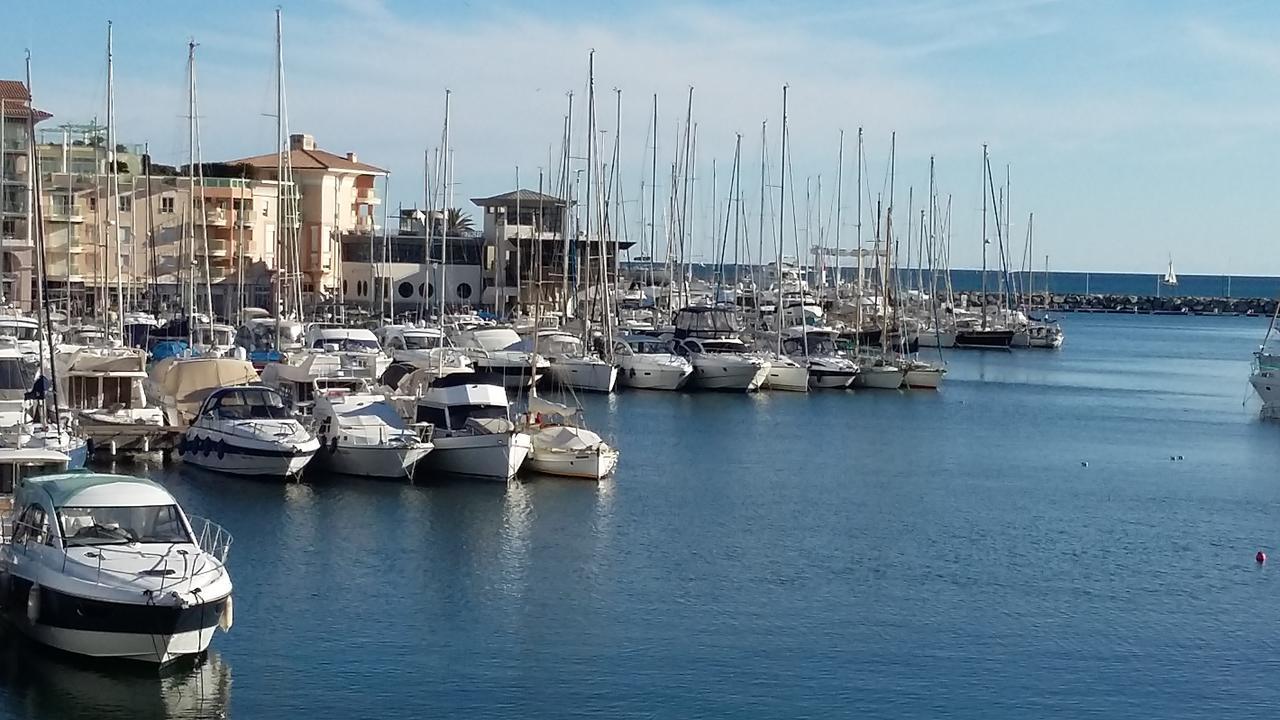 Hotel Restaurant Les 3 Chenes Frejus Exterior photo